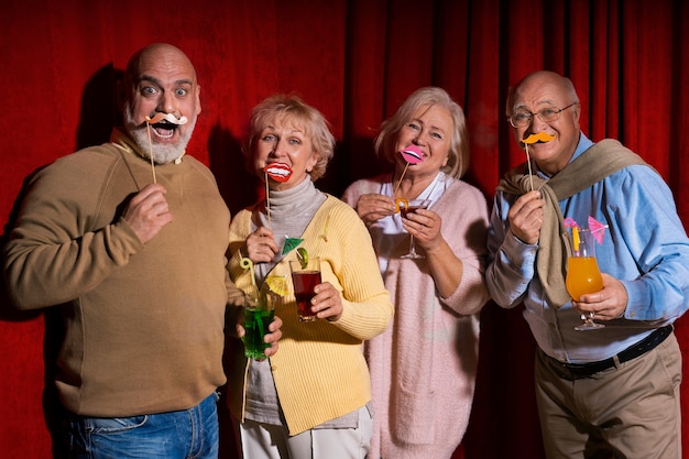 Free photo medium shot elder friends having drinks