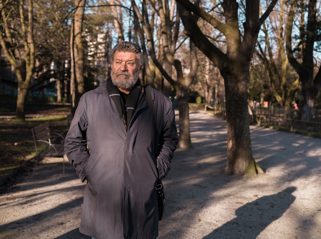 Foto gratuita uomo anziano del colpo medio che fa una passeggiata