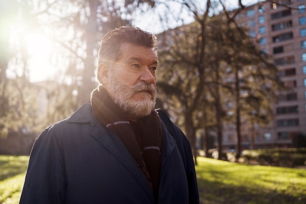 Foto gratuita uomo anziano del colpo medio che fa una passeggiata