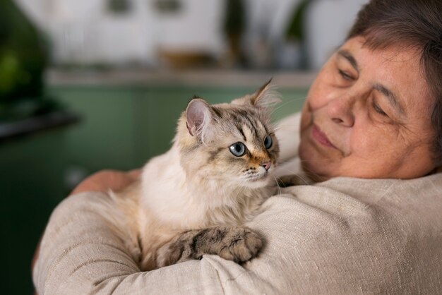 Foto gratuita donna anziana del colpo medio con il gatto