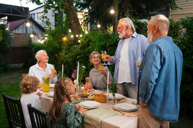 Foto gratuita famiglia di ripresa media che festeggia il compleanno