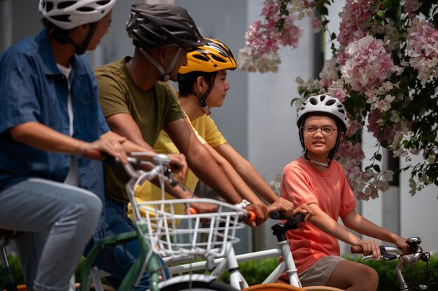 屋外でサイクリングするミディアムショットの家族