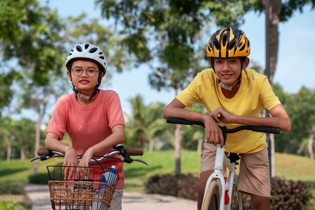 Free photo medium shot family cycling outdoors