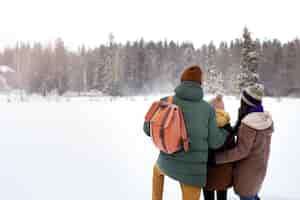 Free photo medium shot family during winter