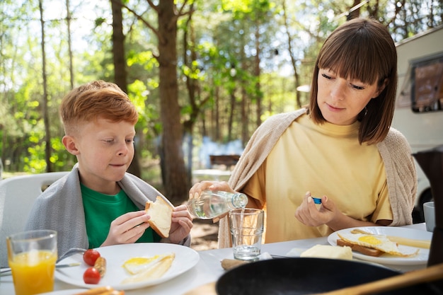 Famiglia di tiro medio che mangia in natura