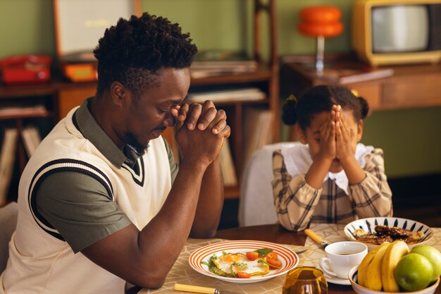 Free photo medium shot family enjoying a meal