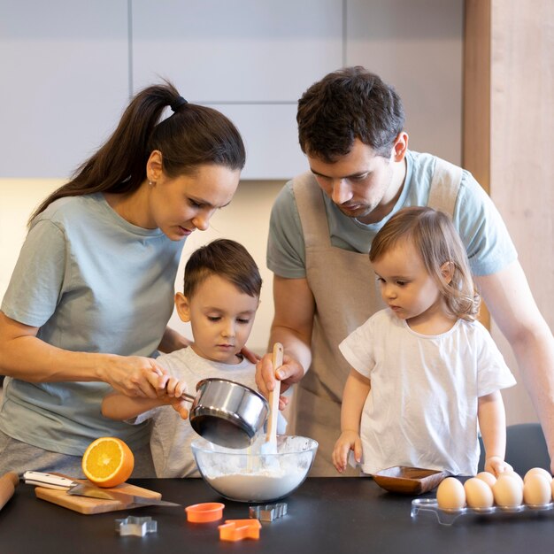 Семья среднего размера, делающая тесто