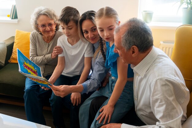 Семья средних размеров вместе читает комиксы