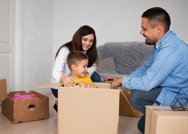 Foto gratuita famiglia di tiro medio pronta a trasferirsi in una nuova casa