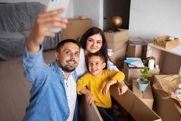 Foto gratuita famiglia di tiro medio pronta a trasferirsi in una nuova casa