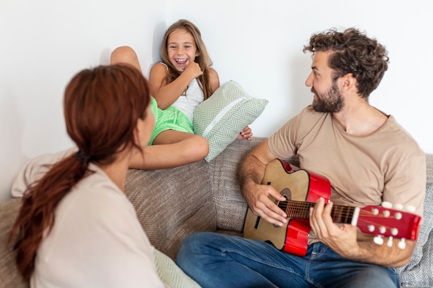 Colpo medio della famiglia che si rilassa insieme