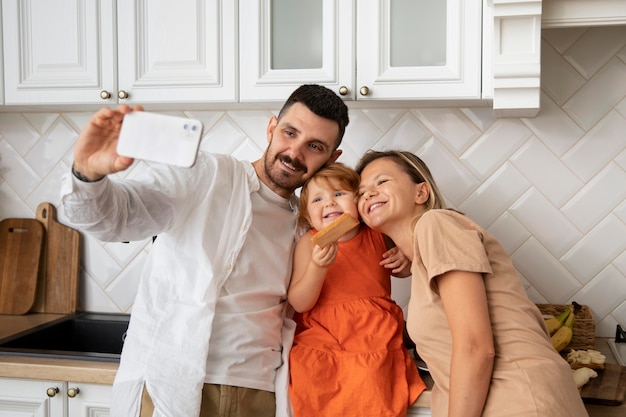 Famiglia a scatto medio che si fa un selfie