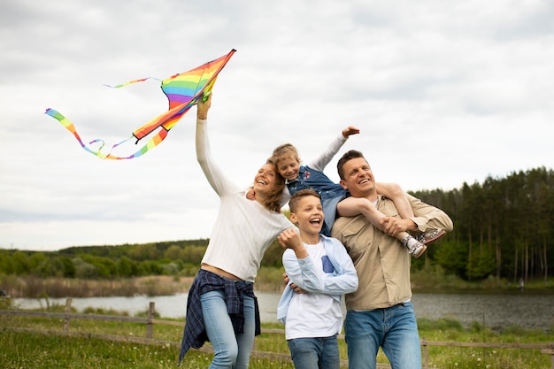 無料写真 カラフルな凧を持つミディアムショットの家族