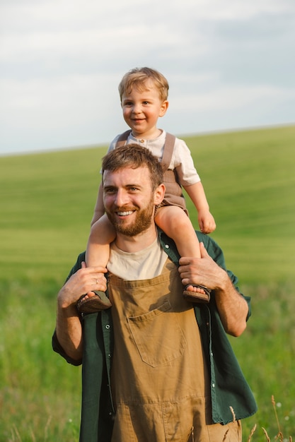 Бесплатное фото Отец и ребенок, живущие в сельской местности.