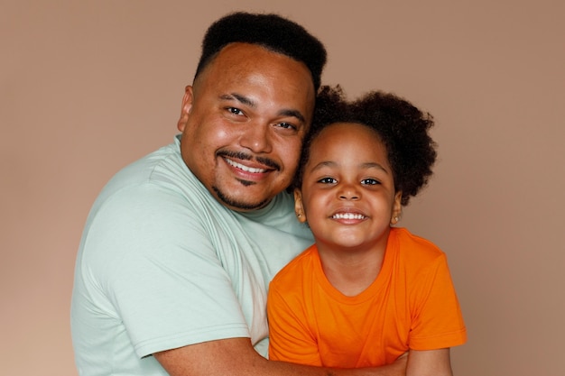 Free photo medium shot father and girl posing in studio