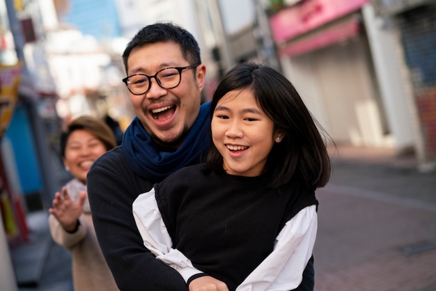 무료 사진 미디엄 샷 아버지 안고 소녀