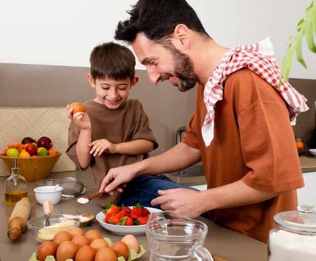 ミディアムショットの父と子供が一緒に料理する