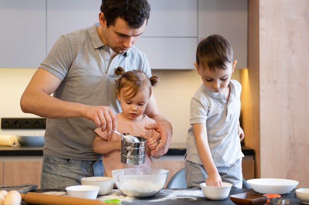 キッチンでミディアムショットの父と子供たち