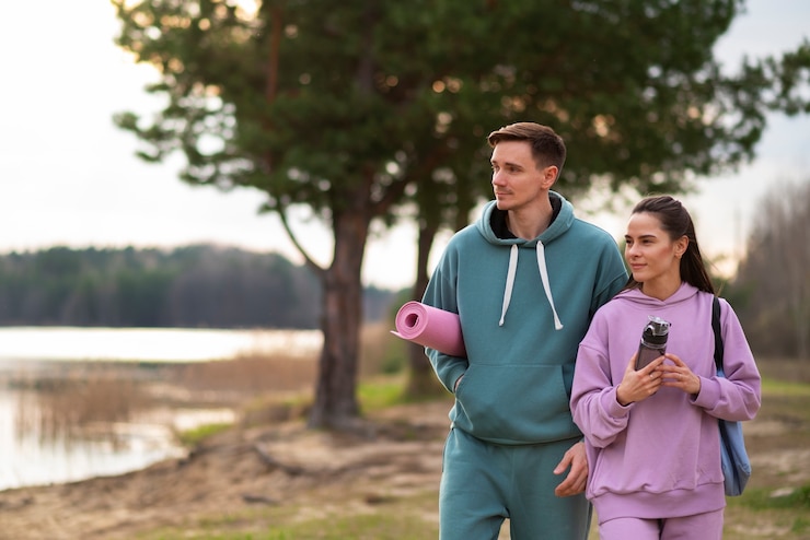 Free Photo medium shot fit couple outdoors