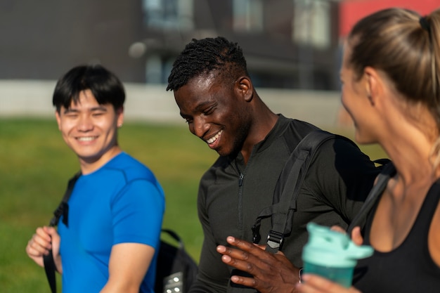 Foto gratuita il tiro medio si adatta alle persone all'aperto