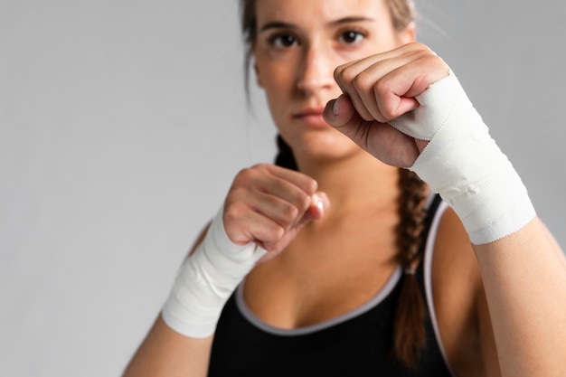 Foto gratuita colpo medio donna in posizione di combattimento