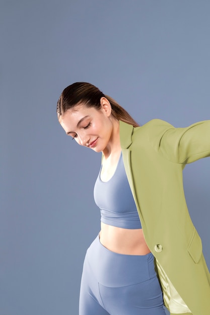 Foto gratuita donna in forma colpo medio in posa