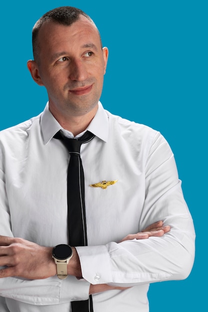 Free photo medium shot flight attendant posing in studio