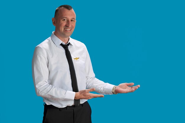 Free photo medium shot flight attendant posing in studio