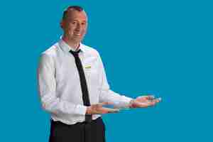 Free photo medium shot flight attendant posing in studio