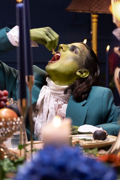 Foto gratuita frankenstein del colpo medio che mangia