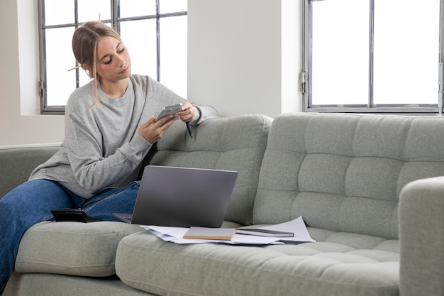 Free photo medium shot freelancer working in living room