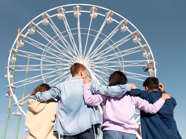 Foto gratuita amici di tiro medio al parco di divertimenti