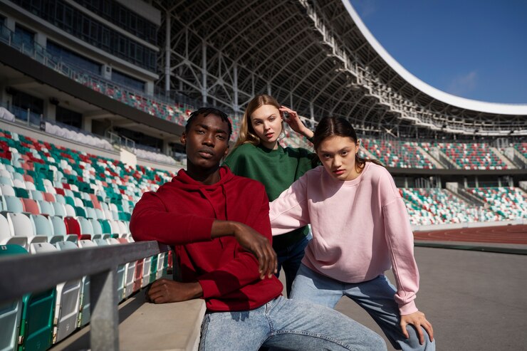 Free Photo medium shot friends at arena