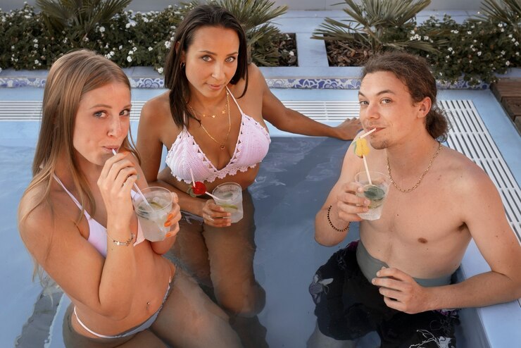 Free Photo medium shot friends celebrating in jacuzzi
