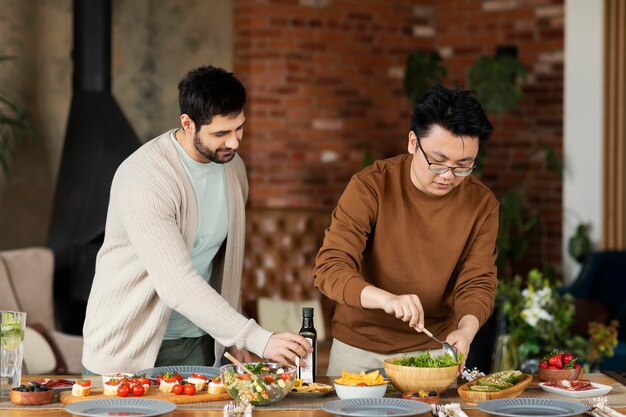 함께 요리하는 중간 샷 프렌즈