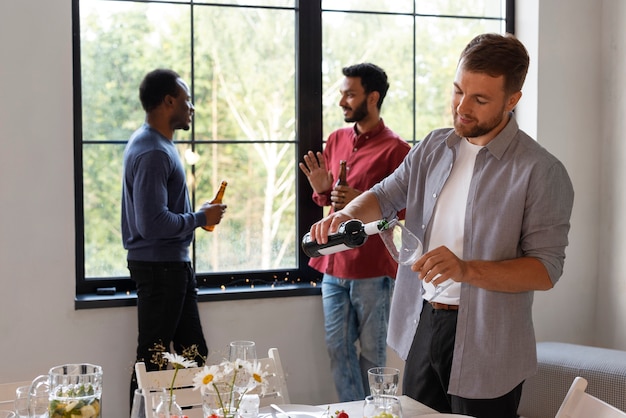 Free photo medium shot friends at dinner party