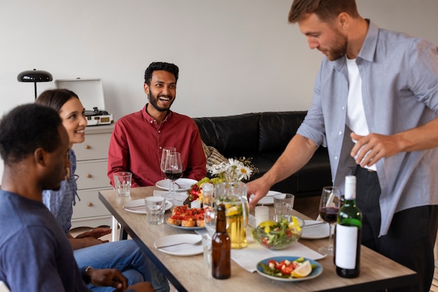 Free photo medium shot friends at dinner party