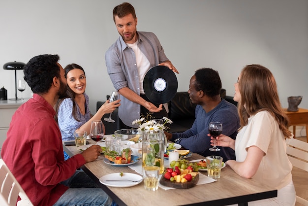 Free photo medium shot friends at dinner party