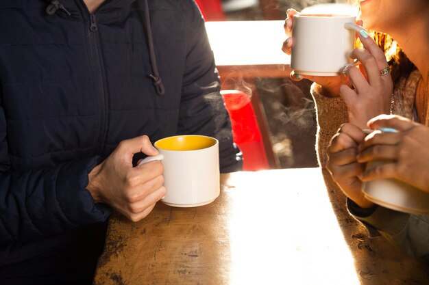 コーヒーを飲んでいる友人のミディアムショット