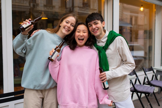 Free Photo medium shot friends drinking kombucha