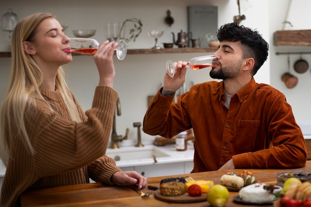 Free photo medium shot friends eating fresh cheese