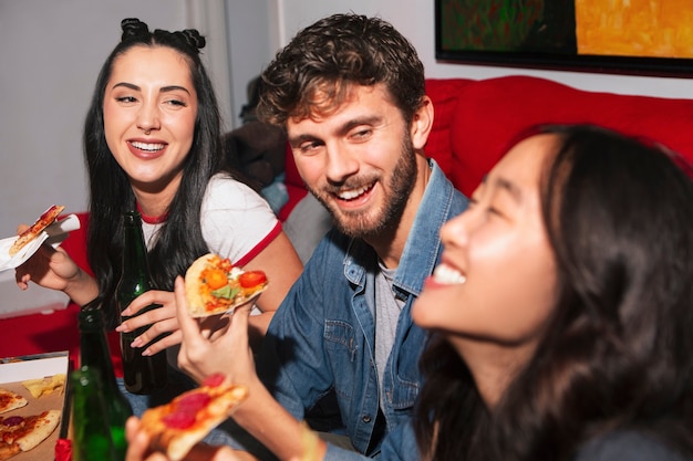 Бесплатное фото Средний кадр с друзьями, едущими пиццу.