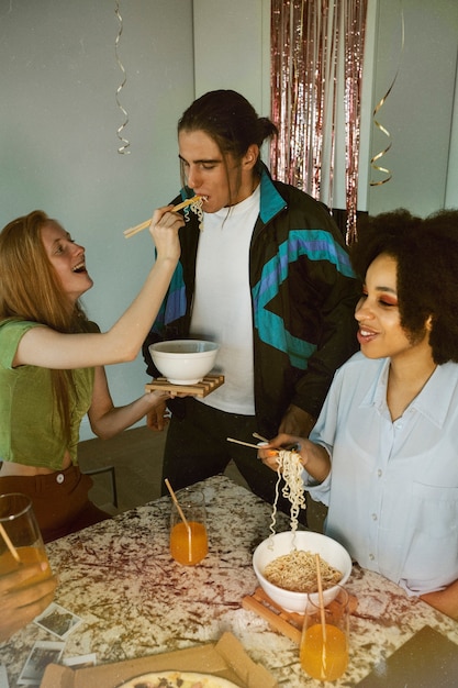 Free photo medium shot friends eating together