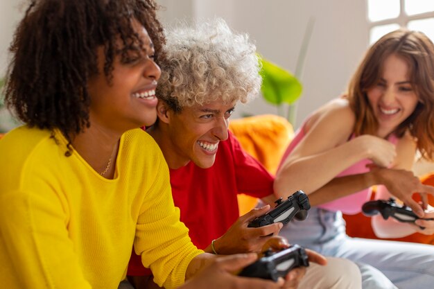 비디오 게임을 하는 미디엄 샷 친구들
