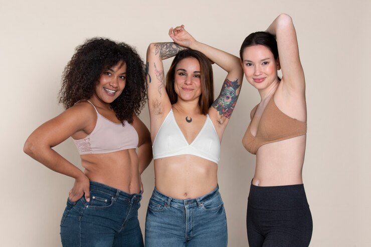 Free Photo medium shot friends posing together