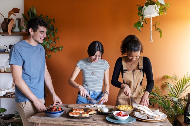 Amici di tiro medio che preparano cibo