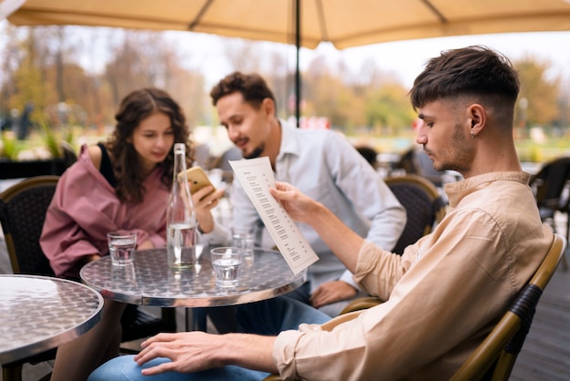 Foto gratuita amici di tiro medio al ristorante