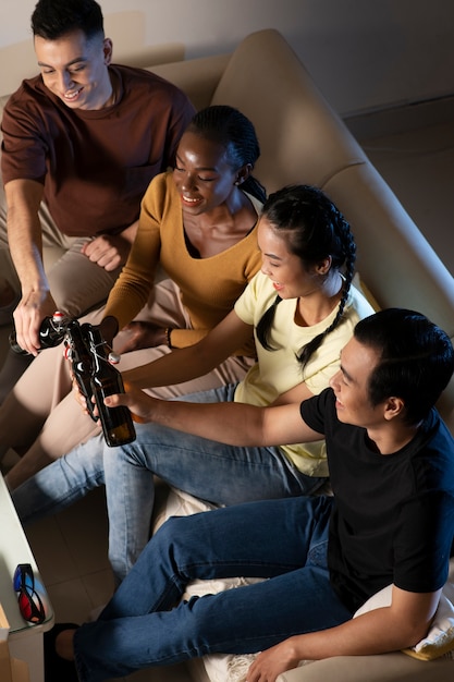 Free photo medium shot friends sitting on couch