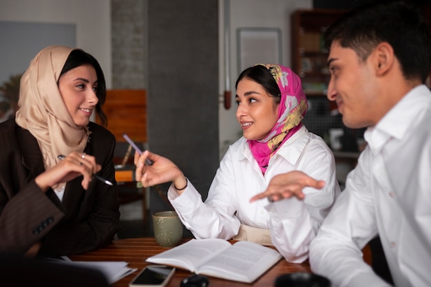 Free photo medium shot friends spending quality time together