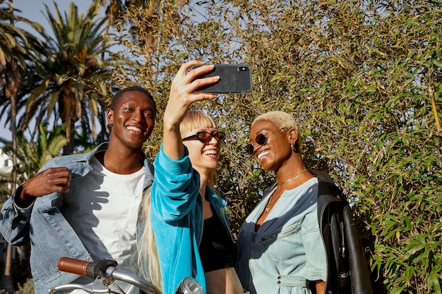 Foto gratuita amici di tiro medio che prendono selfie